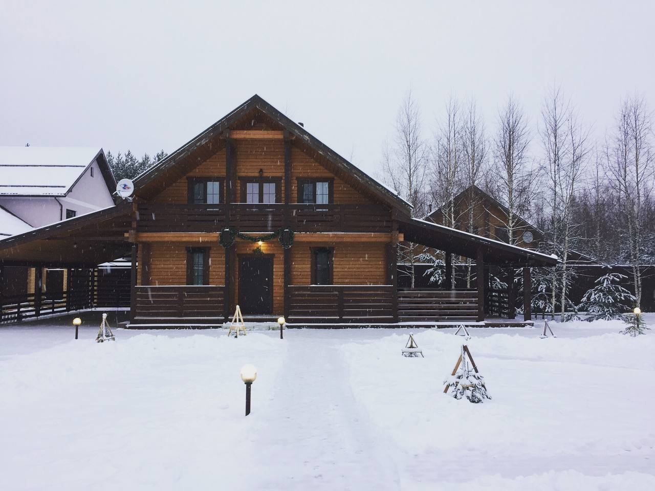 Деревянные дома у воды